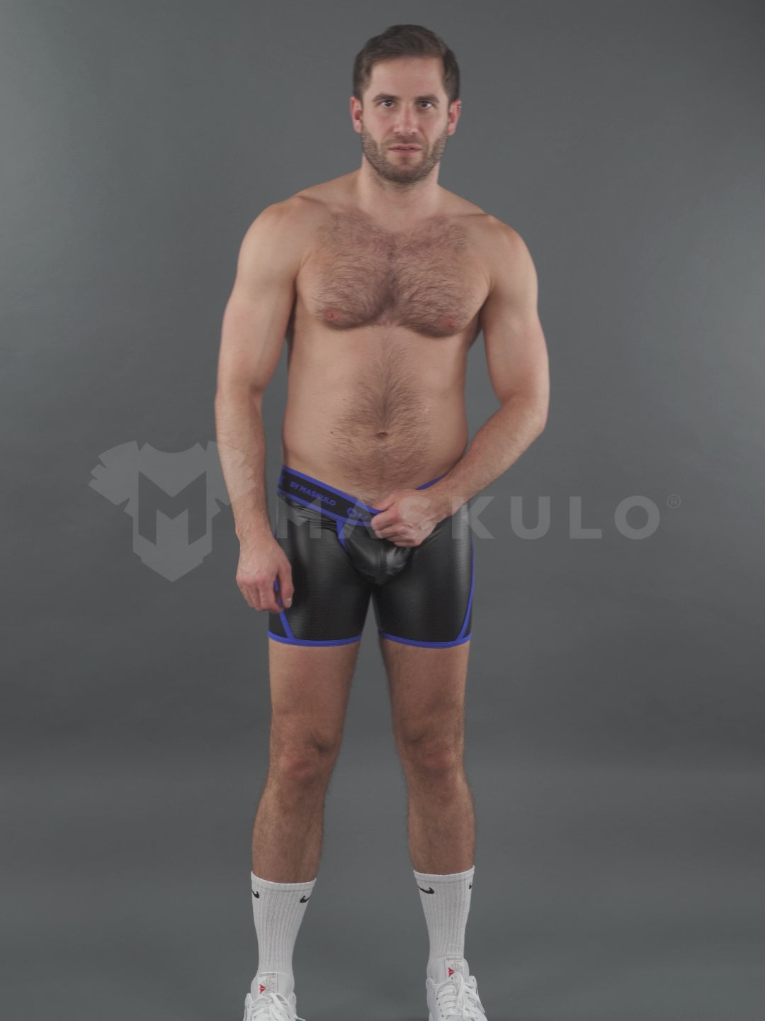Outtox von Maskulo. Gewickelte Shorts mit Druckknopfverschluss. Blau