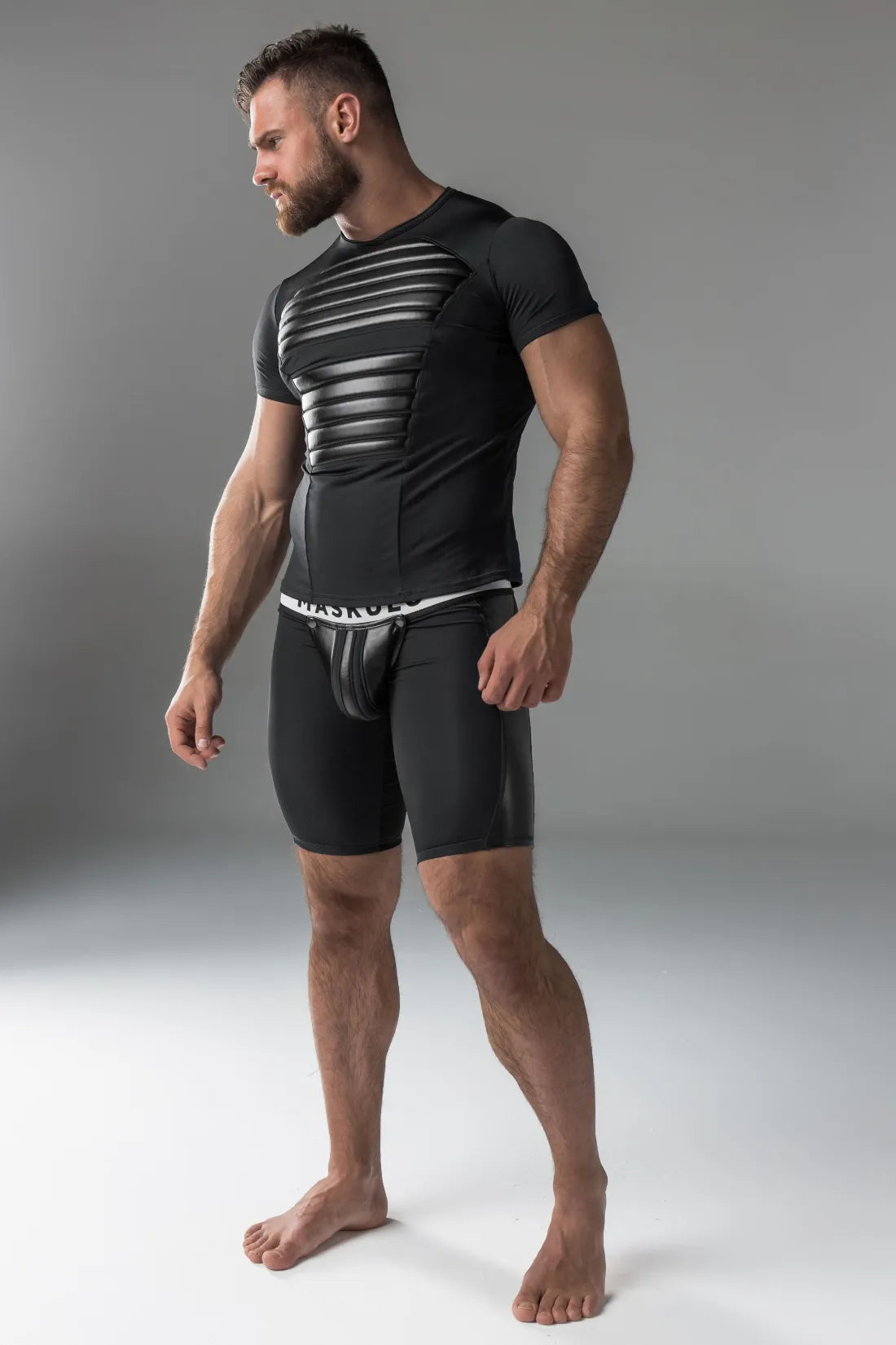 Gepantserd. Heren-T-shirt. Spandex. Voorste pads. Zwart