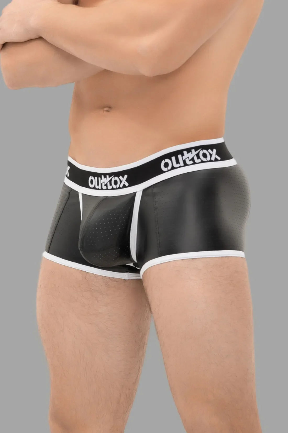 Outtox. Short de coffre ouvert avec braguette à boutons-pression. Noir et blanc