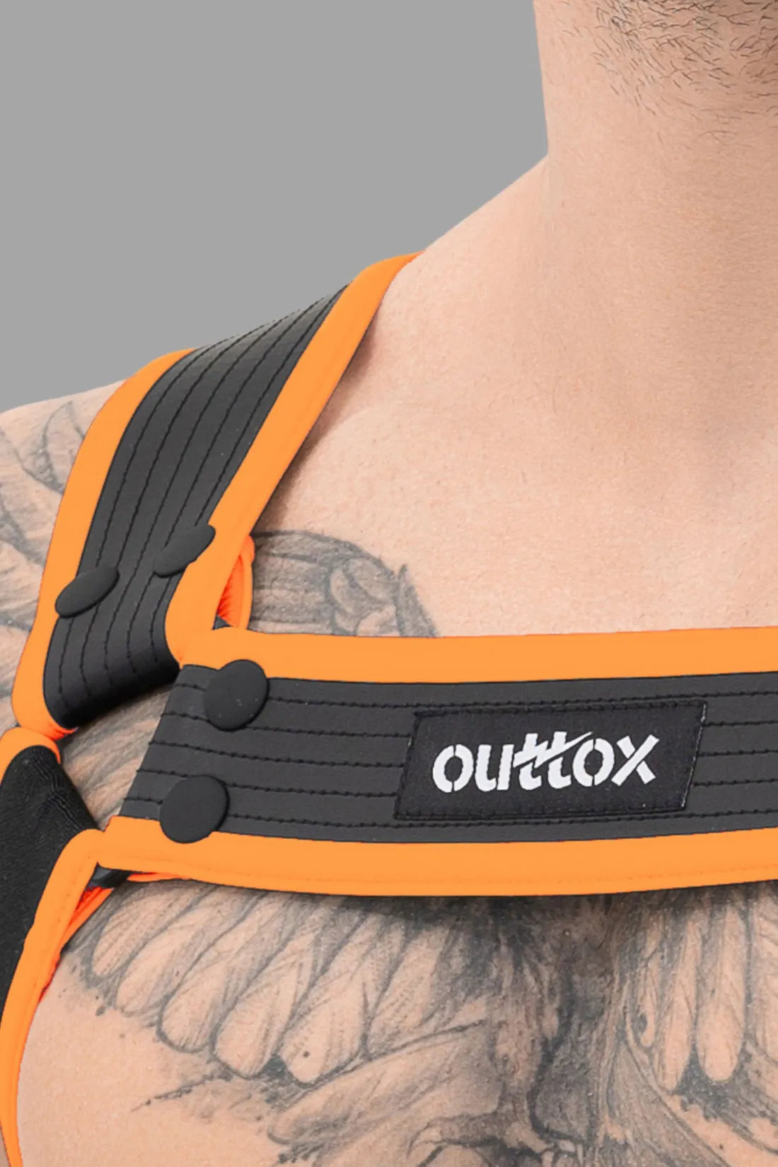 Outtox. Arnés corporal con broches. Negro+Naranja