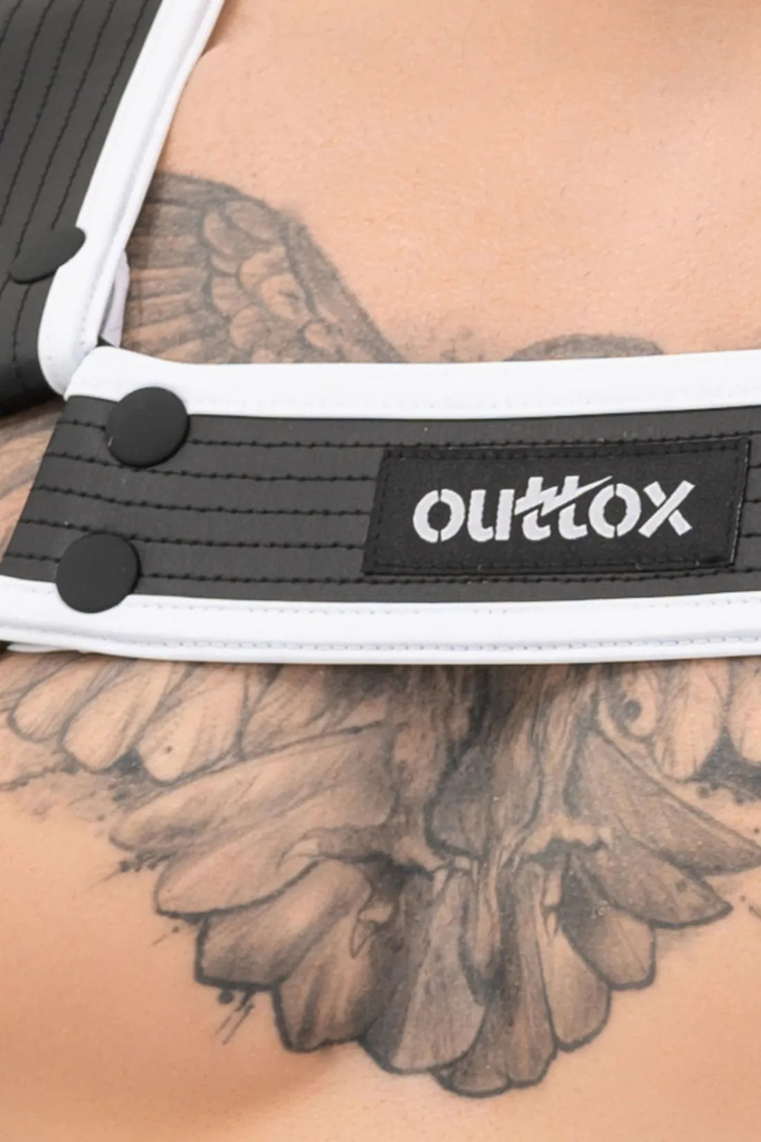 Outtox. Arnés Bulldog con broches. Negro+Blanco