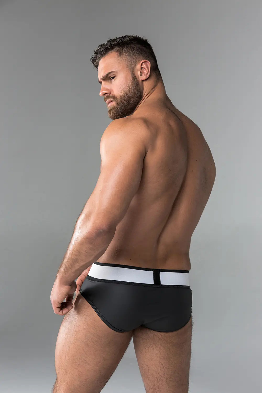 Slip aspect caoutchouc. Pochette amovible. Noir