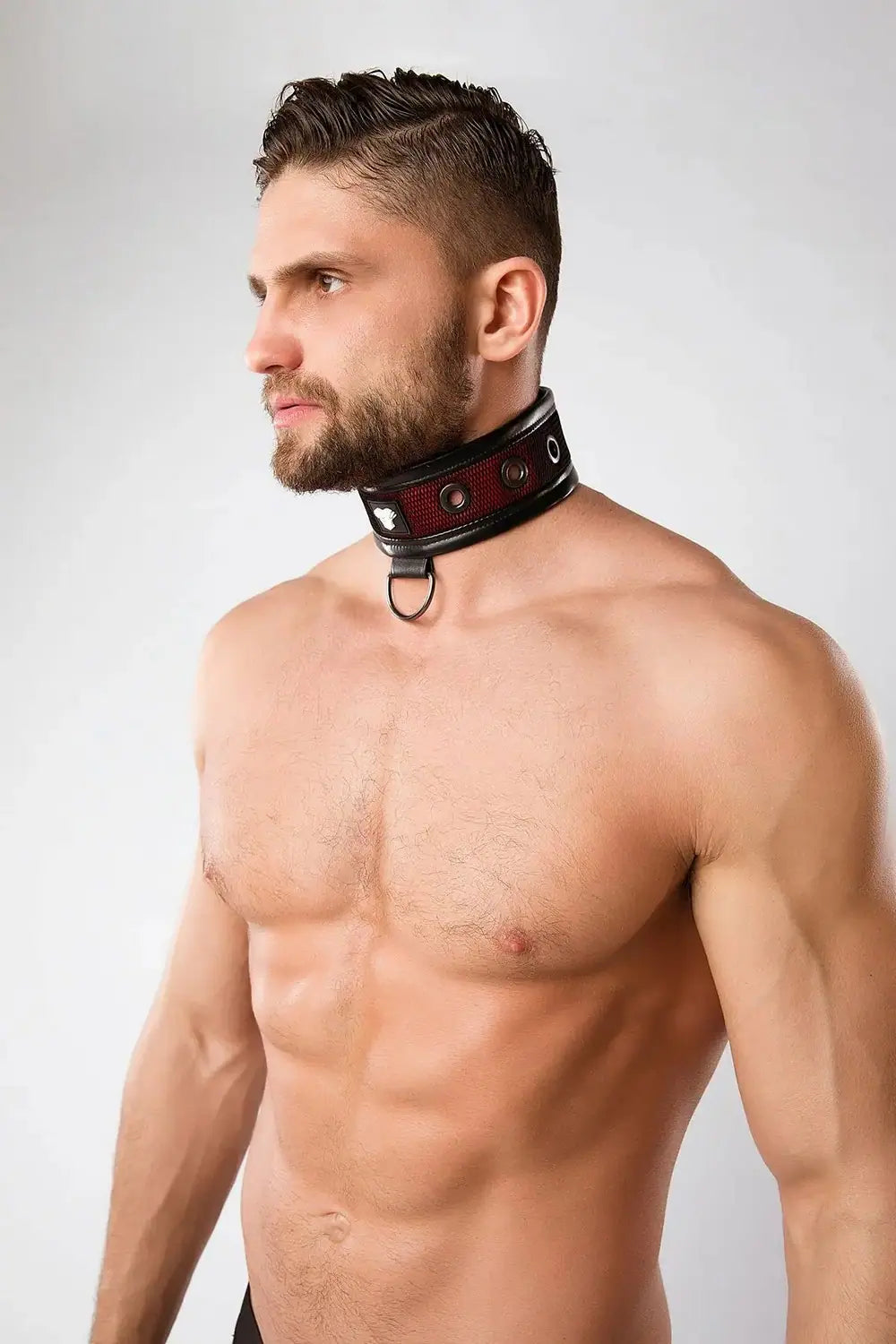 Maskulo Armored Color-Under red fetish play collar for fitness enthusiasts and party-goers, featuring black mesh, shiny PU leather piping, and large metal grommets