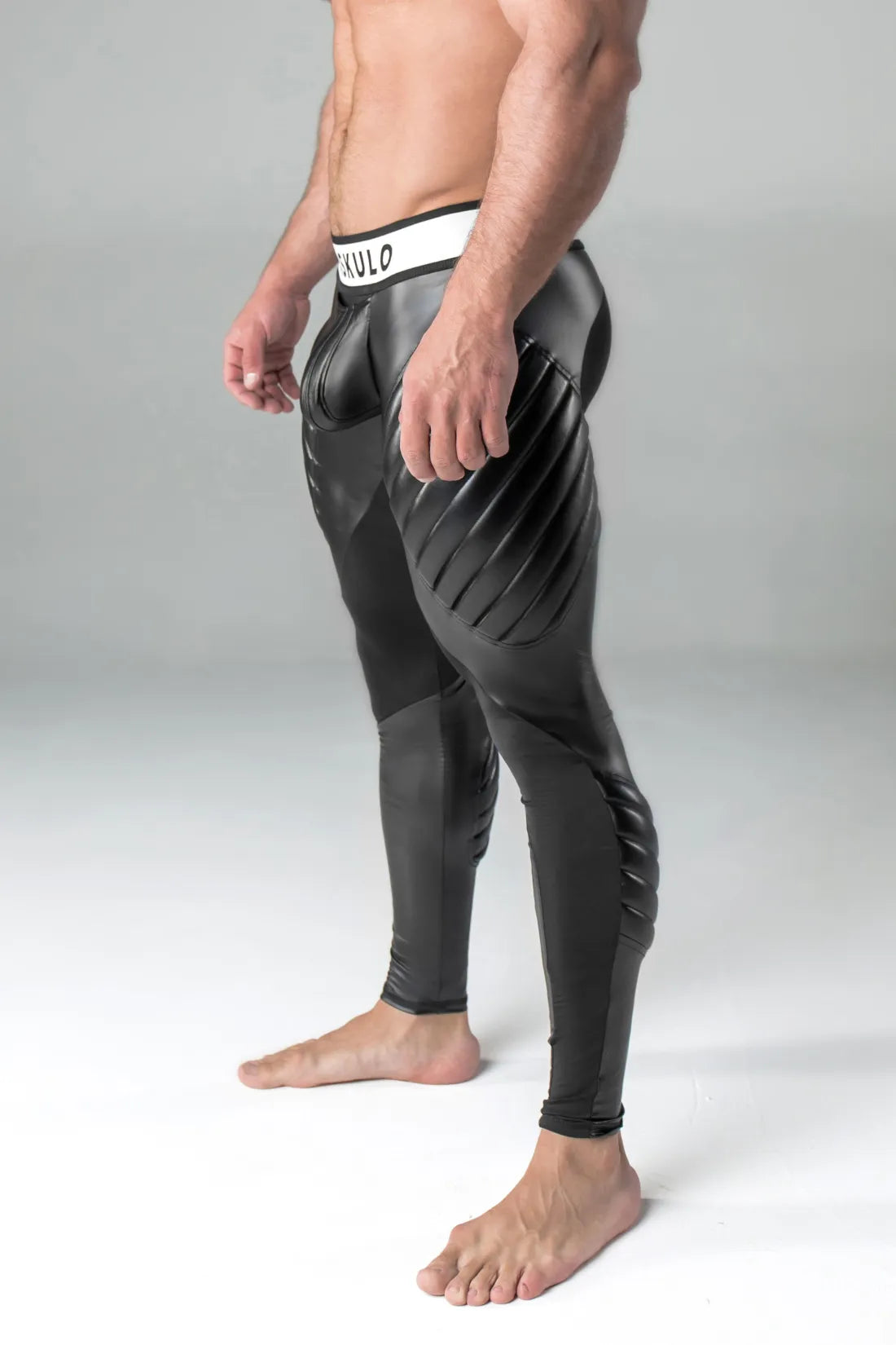 Armored. Leggings fetiche para hombre. Bragueta. Parte trasera con cremallera. Negro