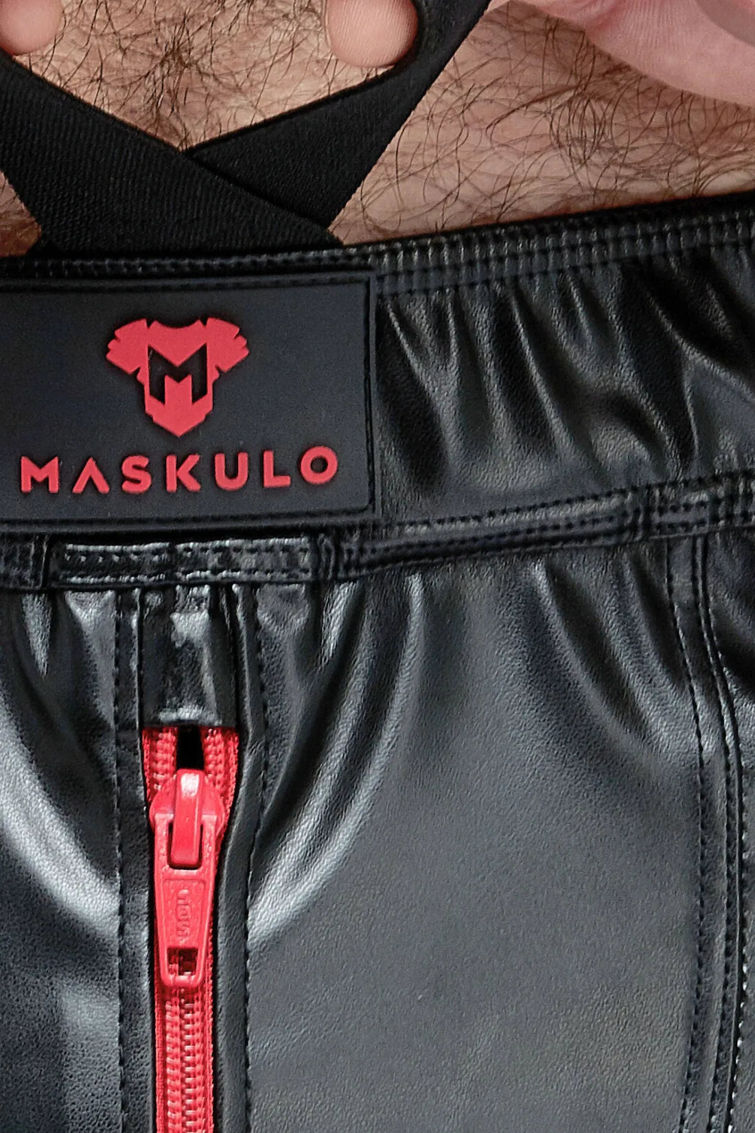 Skulla. Pantalón corto de polipiel para correr. Negro+rojo