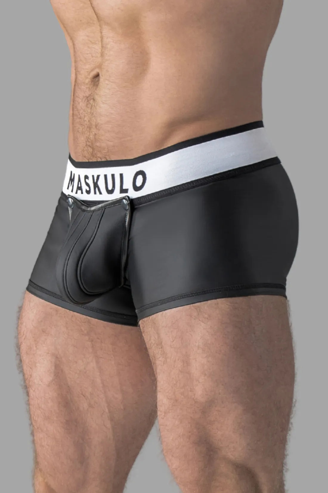 Armored. Trunkshort met rubberen look. Afneembaar zakje. Zwart