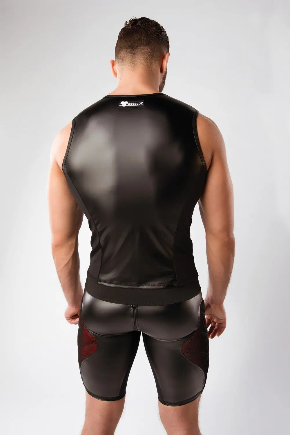 Débardeur pour hommes. Coussinets avant. Noir et rouge