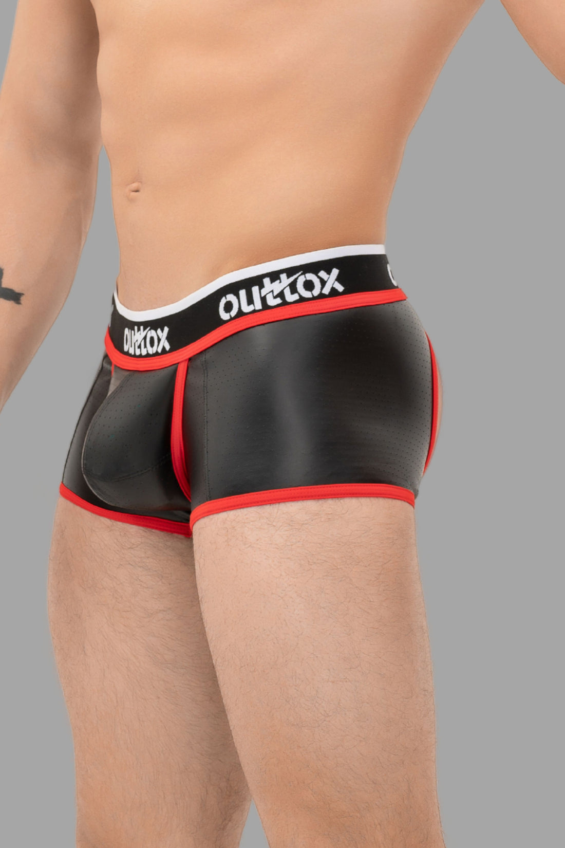 Outtox. Pantalones cortos con parte trasera abierta y bragueta a presión. Negro+rojo